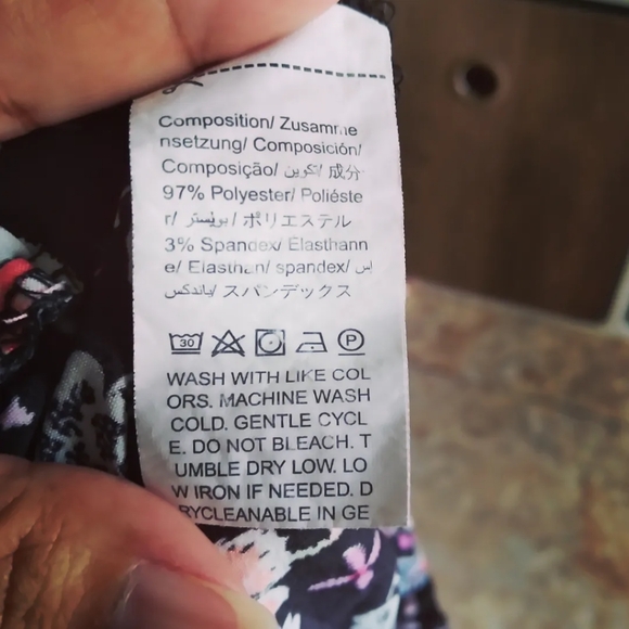 Shein Curve Flowy Floral print shorts, size 1X - Picture 5 of 5